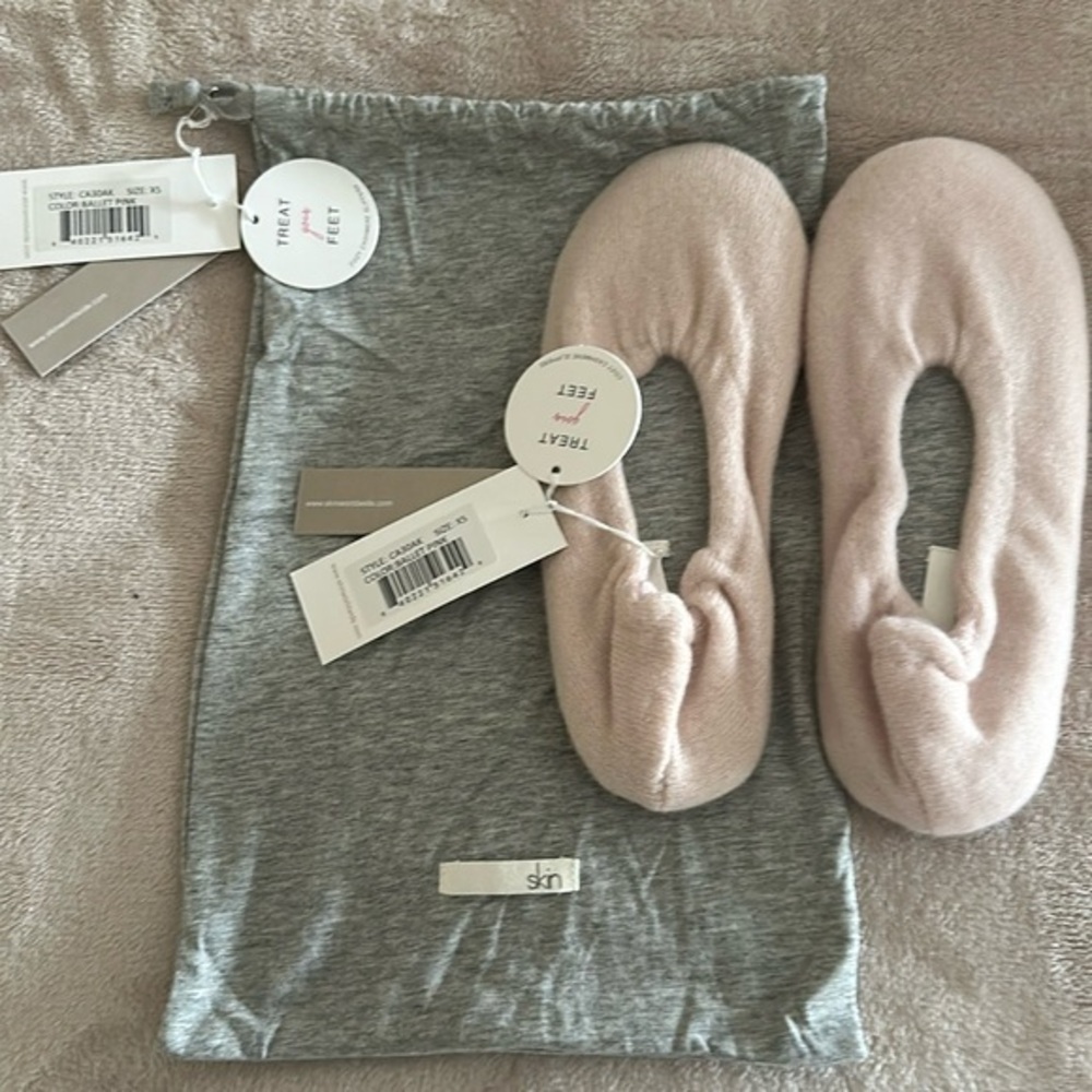 Skin Worldwide 100% Cashmere Slippers